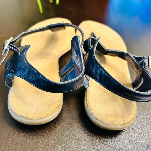 Aerosoles Navy Thong Sandals with Gold Detailing | Size 6.5 - Picture 9 of 13